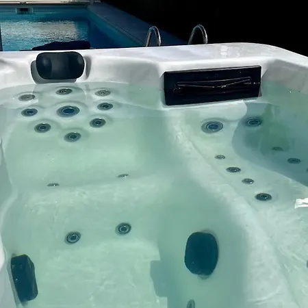 Heated Pool Deluxe Only 100mts From The 4* Marbella